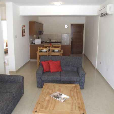 2 Bedroom Poolside Apartment E9 Peyia Ngoại thất bức ảnh